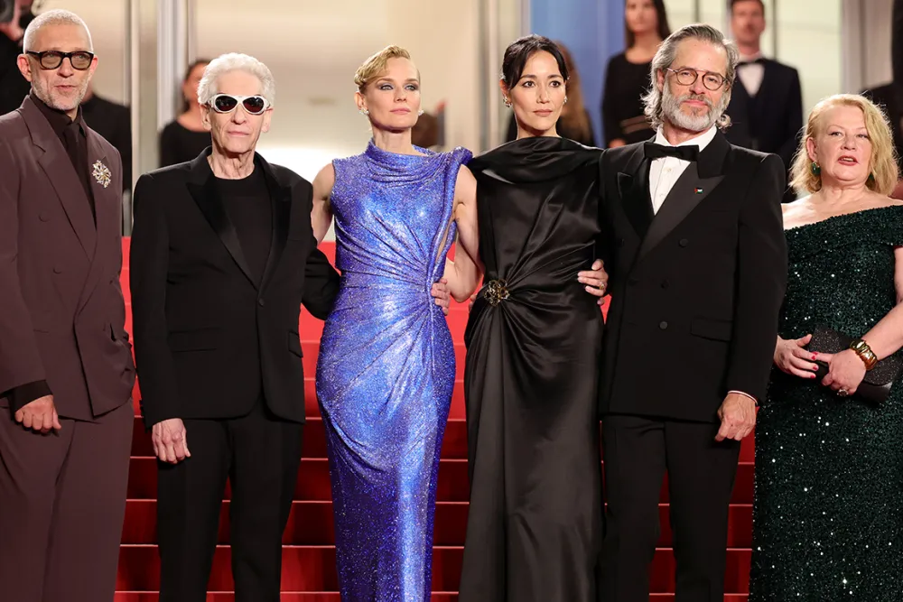 Il cast di The Shrouds sul red carpet del Festival di Cannes.
