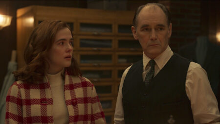 Zoey Deutch e Mark Rylance in una scena di The Outfit