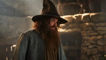 Gli anelli del potere 2, le prime foto di Tom Bombadil svelano il look del personaggio (finalmente!) Rory Kinnear è Tom Bombadil in Gli anelli del potere [Prime/Vanity Fair