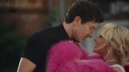 Sabrina Carpenter e Barry Keoghan nel video di Please Please Please: “Non mettermi in imbarazzo, figlio di…” Please Please Please: Carpenter e Keoghan insieme nel video di Please, Please, Please (fonte: Vevo)