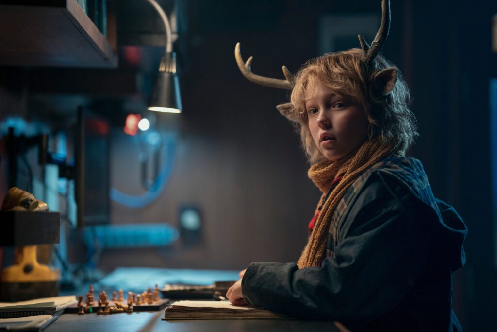 Christian Convery è il protagonista Gus nella serie tv Sweet Tooth.