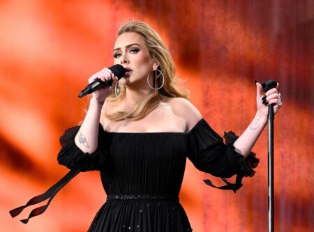 Adele risponde ai commenti omofobi di un fan contro il Pride: “Sei stupido?” (VIDEO) Adele durante la residency a Las Vegas