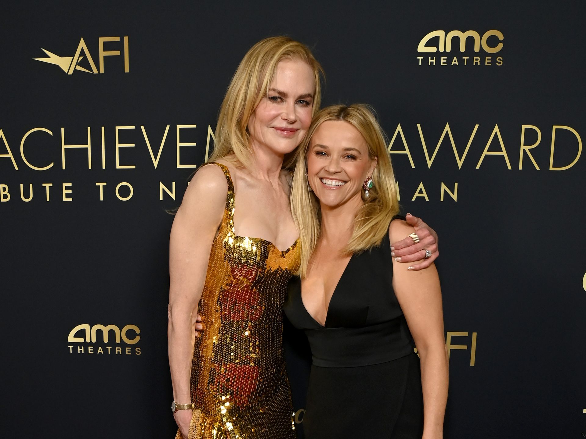 Reese Witherspoon imita Nicole Kidman sul palco e lei ride: “Sceglie lei con chi lavorare” (VIDEO)