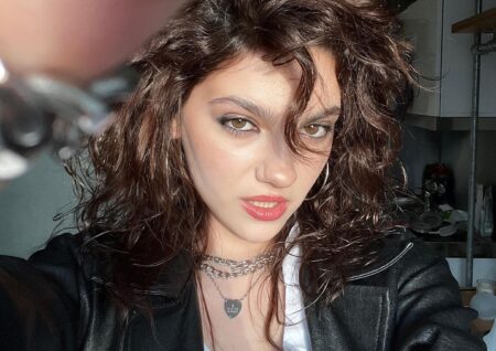 Chi è Emily Carey, la Harriet in Geek Girl: non binaria, autistica e appassionata di LEGO Emily Carey