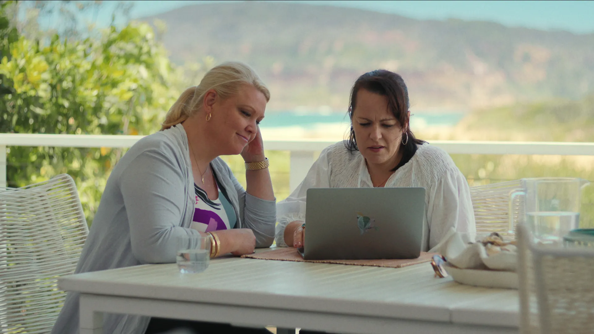 Alcune delle vittime intervistate nella docuserie The man with 1000 kids. 