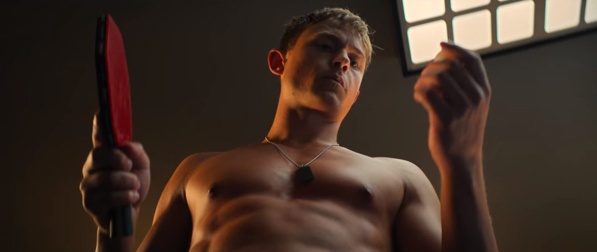 Dennis Mojen in una scena sexy di Blame the Game