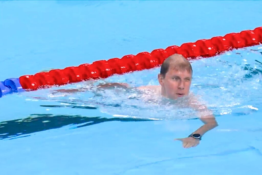 L'addetto alla piscina di Nanterre, eroe dei social, che in slip, ha raccolto una cuffia da fondo vasca alle Olimpiadi di Parigi [NBC]