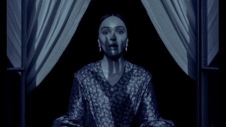 Lily-Rose Depp in una scena di Nosferatu. Fonte: Universal Pictures.