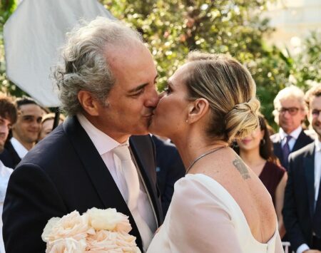 Tutto sul matrimonio di Simona Ventura e Giovanni Terzi a Rimini: invitati, abito e menu spettacolari Simona Ventura e Giovanni Terzi al loro matrimonio