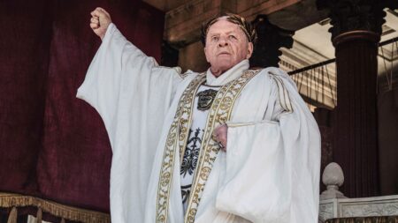 Anthony Hopkins è Vespasiano in Those About to Die (Fonte: Prime Video)