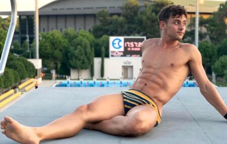 Tom Daley: le foto più sexy e belle del tuffatore inglese, medaglia hot Tom Daley in una foto assolutamente hot a piedi nudi e in costume da bagno