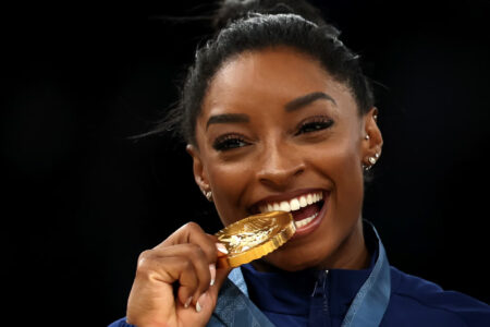 Simone Biles morde una medaglia d'oro