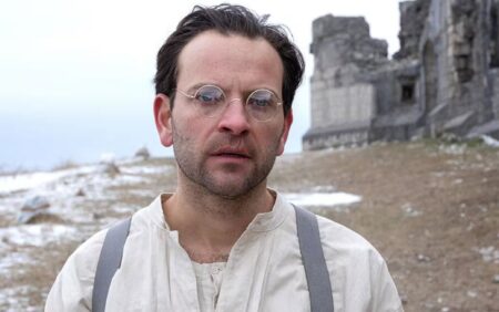 Alessandro Borghi è Giulio in Campo di battaglia.