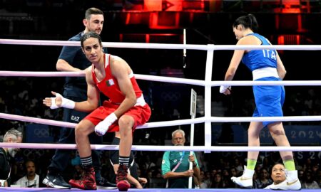 Perché Angela Carini si è ritirata dal match contro Imane Khelif alle Olimpiadi 2024 Un frame dell'incontro tra Imane Khalif e Angela Carini (in blu)