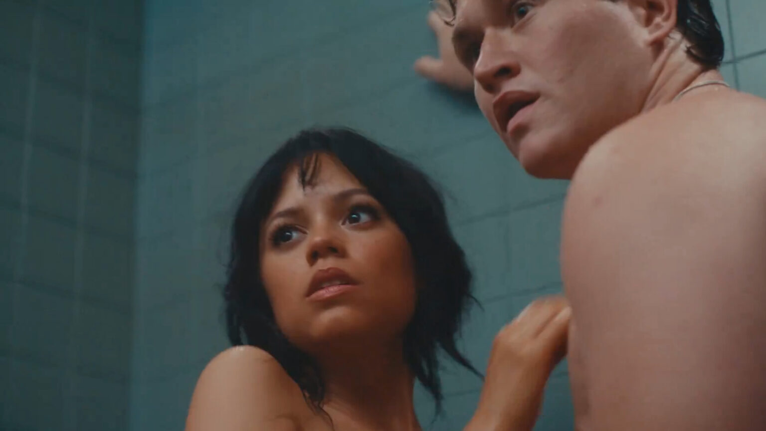 Jenna Ortega nel video di Taste di Sabrina Carpenter