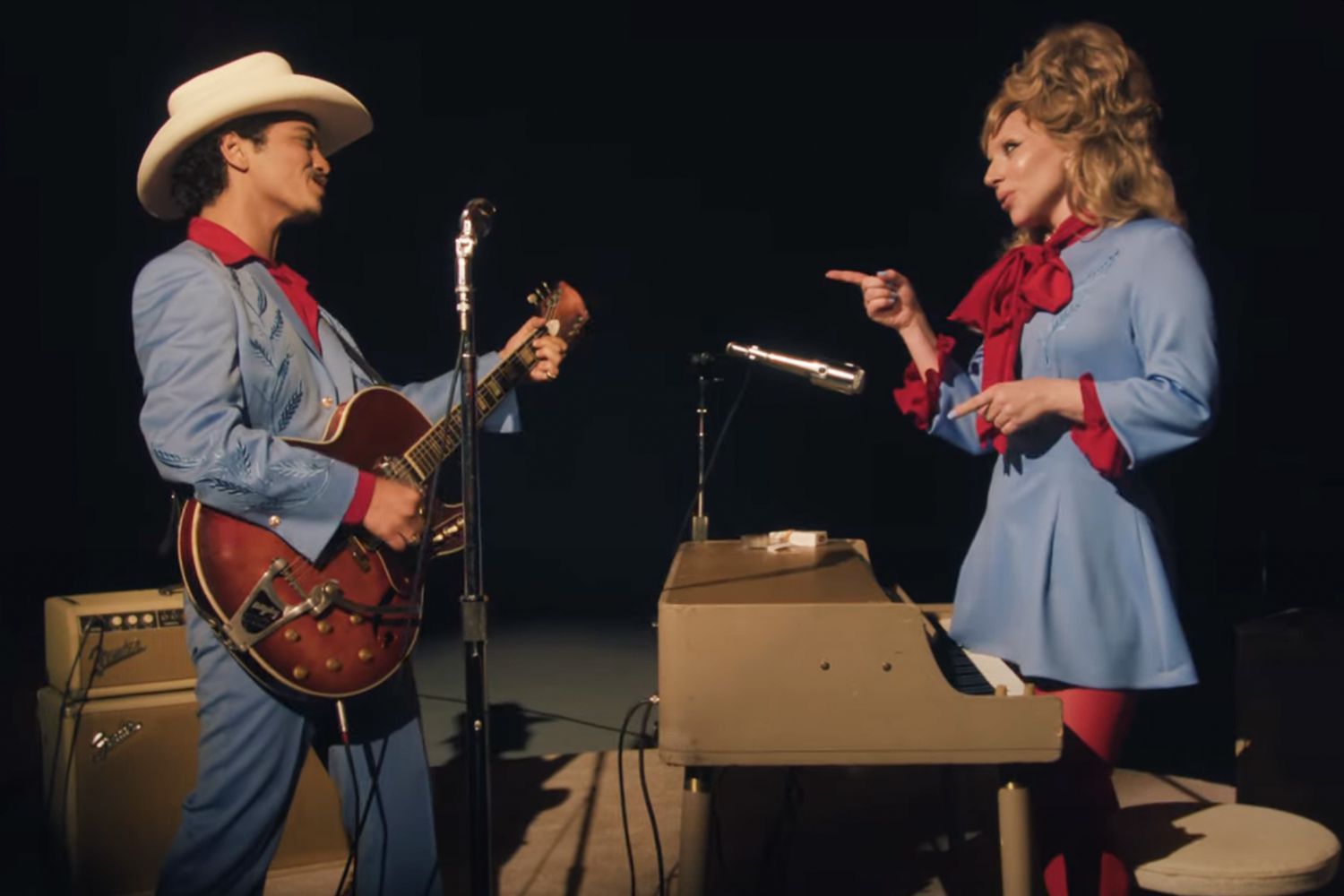 Lady Gaga e Bruno Mars nel videoclip di Die With a Smile