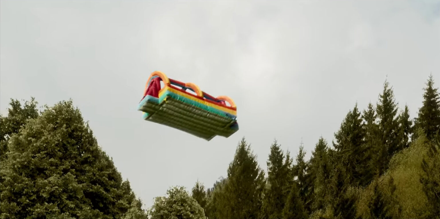 La scena del gonfiabile ne L'incidente, serie Netflix