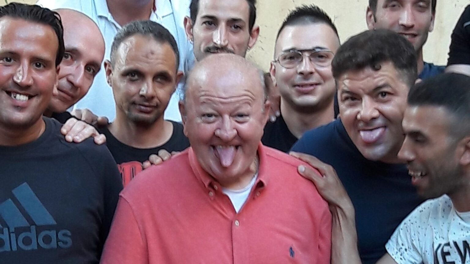 Massimo Boldi fa la linguaccia