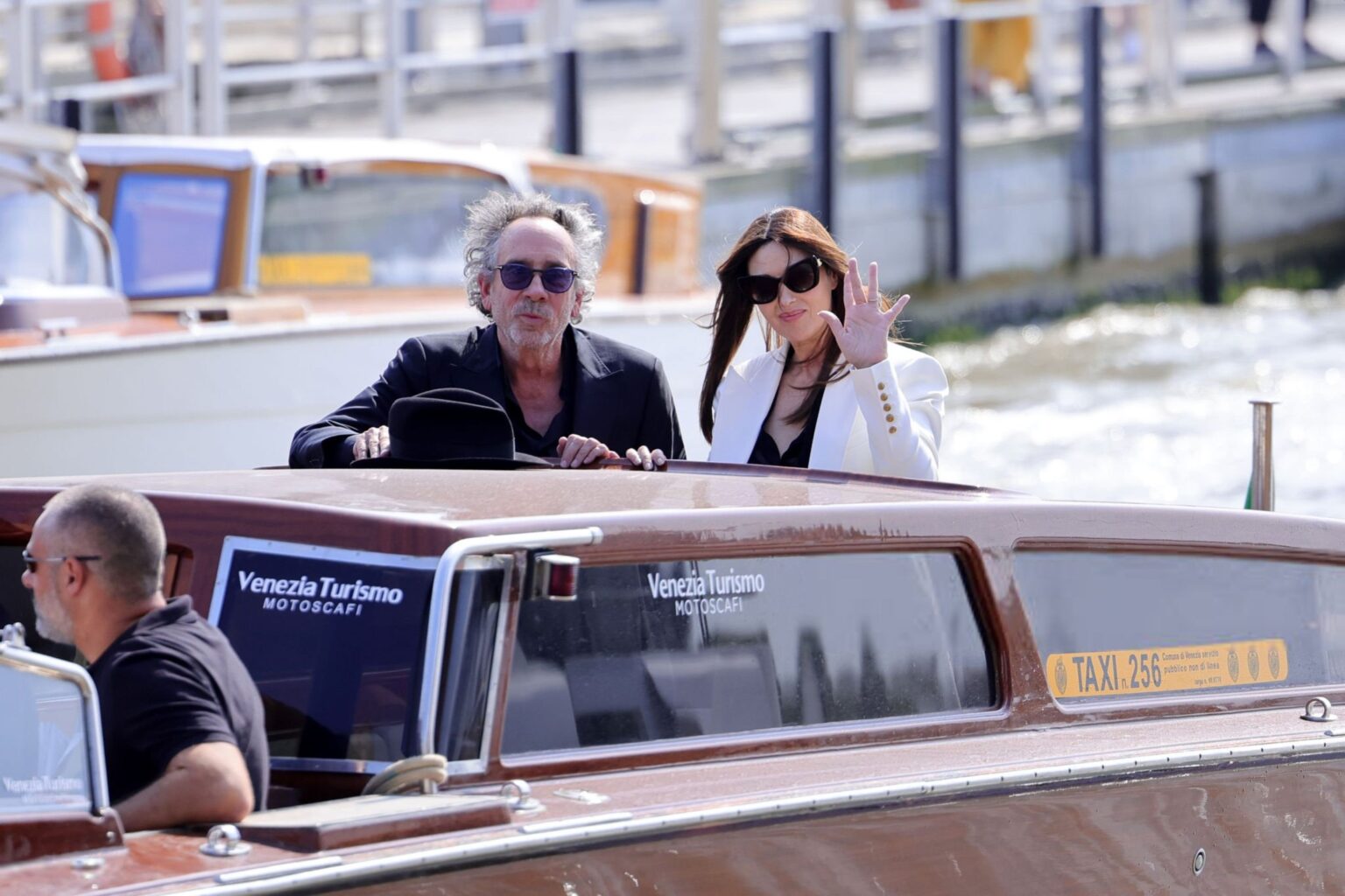 Monica Bellucci e Tim Burton a Venezia 2024, in taxi