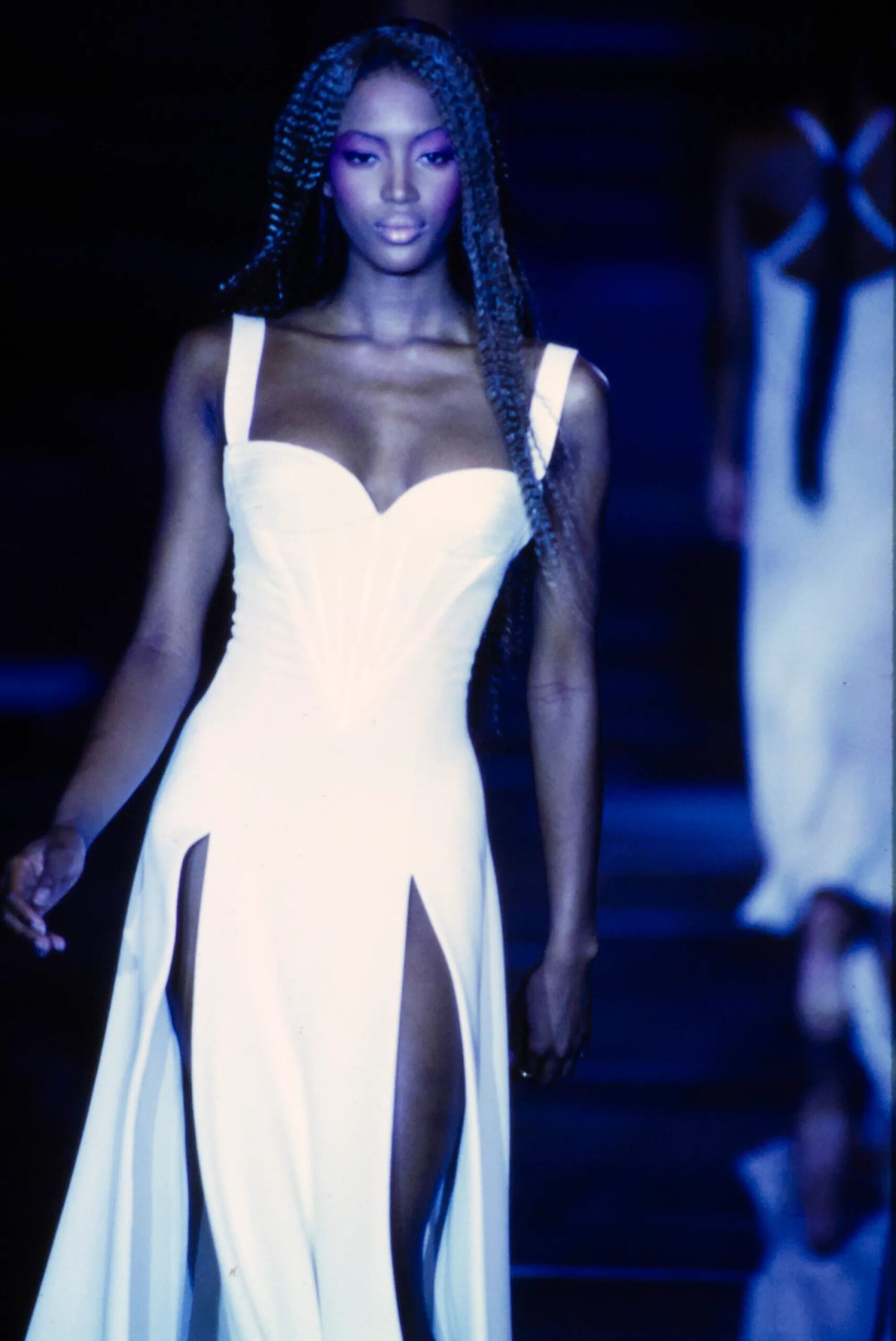 Naomi Campbell con un abito Versace, ad una sfilata del 1993