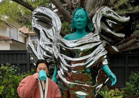 La statua della moglie di Zuckerberg è la cosa più cringe che vedrete nel 2024 (FOTO) Priscilla Chan Zuckerberg davanti alla sua statua