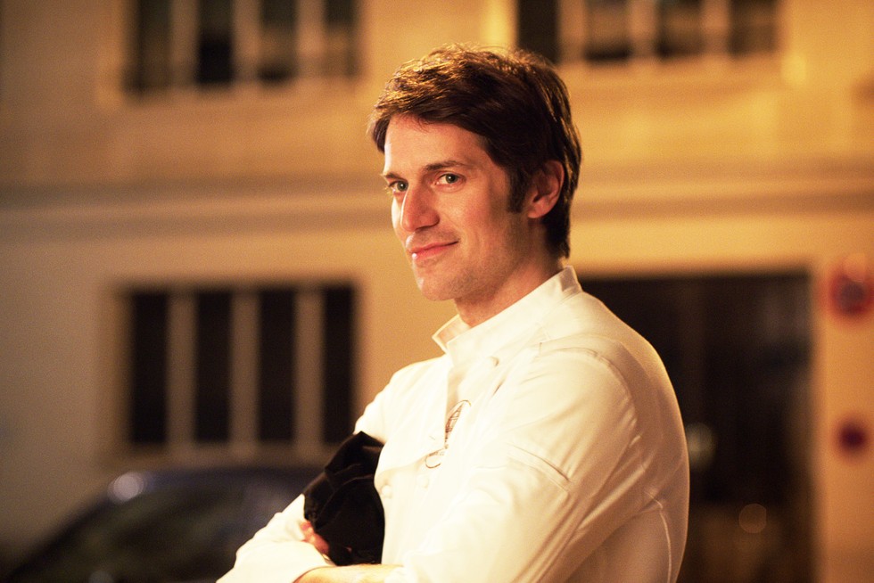 Lucas Bravo in Emily in Paris 4 nei panni di Gabriel