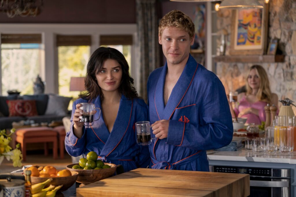 Amelia e Benji in The Perfect Couple.