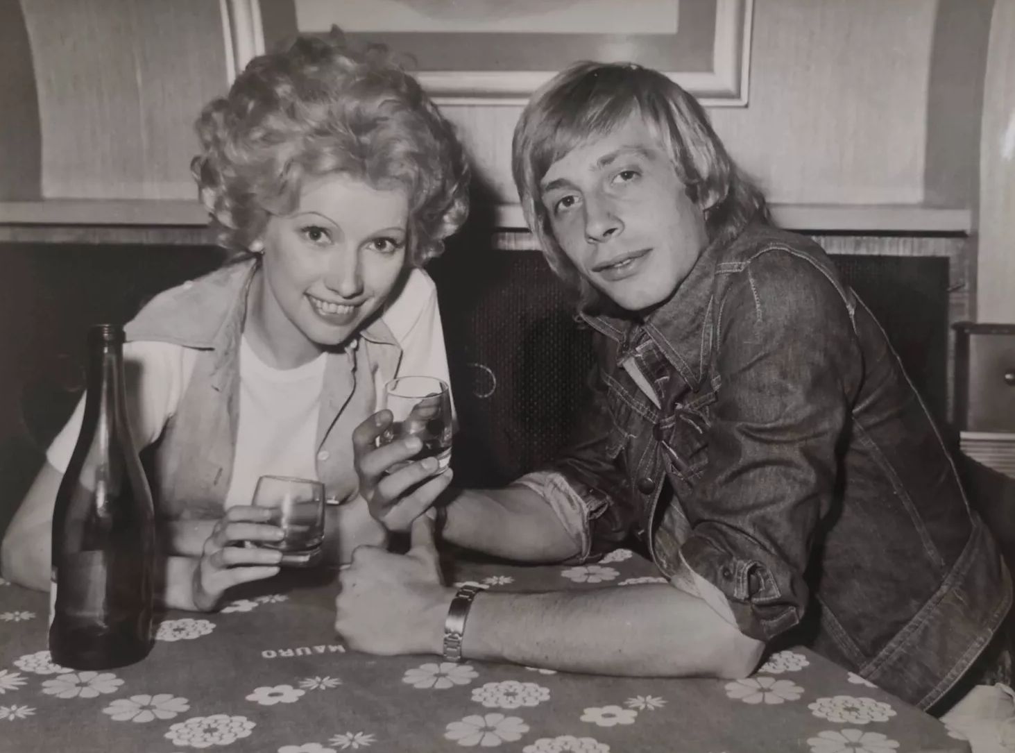 Enzo Paolo Turchi da giovane, con un'amica