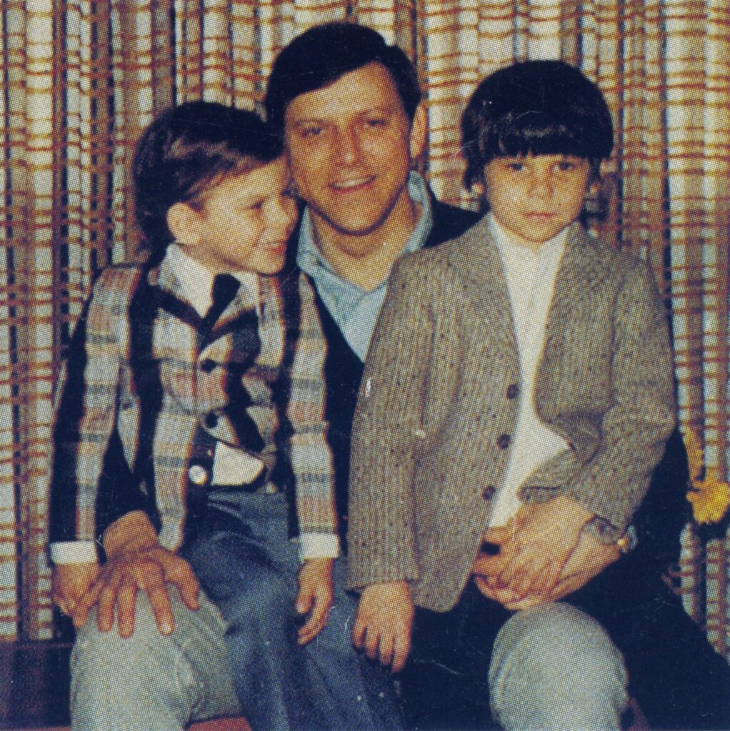 Erik e Lyle Menendez da piccoli con il padre Jose