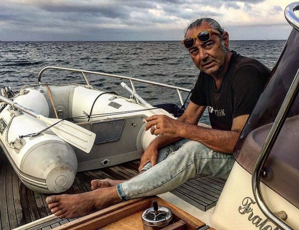 Luca Carboni sulla malattia: il tumore ai polmoni, il silenzio social e le cure “massicce” Luca Carboni a piedi scalzi in barca