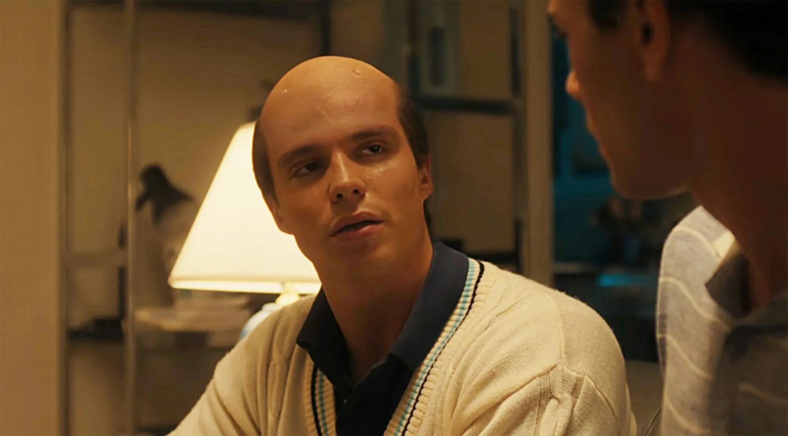 Lyle Menendez aveva un parrucchino? “Mia madre me lo strappò via” Lyle Menendez (Nicholas Chavez) senza parrucchino in Monsters