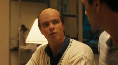 Lyle Menendez (Nicholas Chavez) senza parrucchino in Monsters