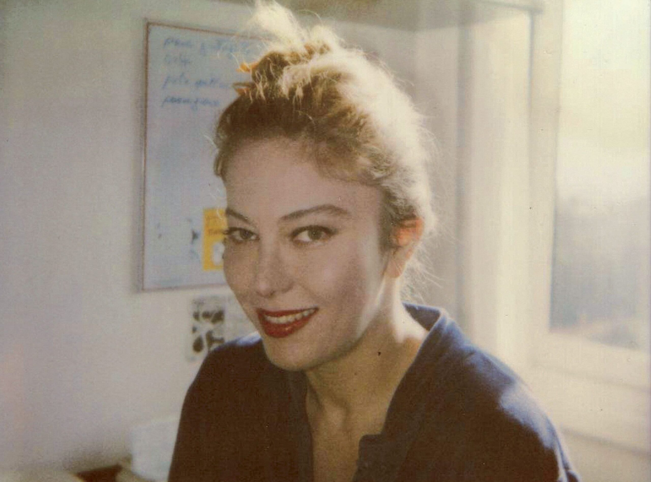 Moana Pozzi con i capelli raccolti