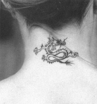 Il tatuaggio sulla nuca di Moana Pozzi, che raffigura un drago nero