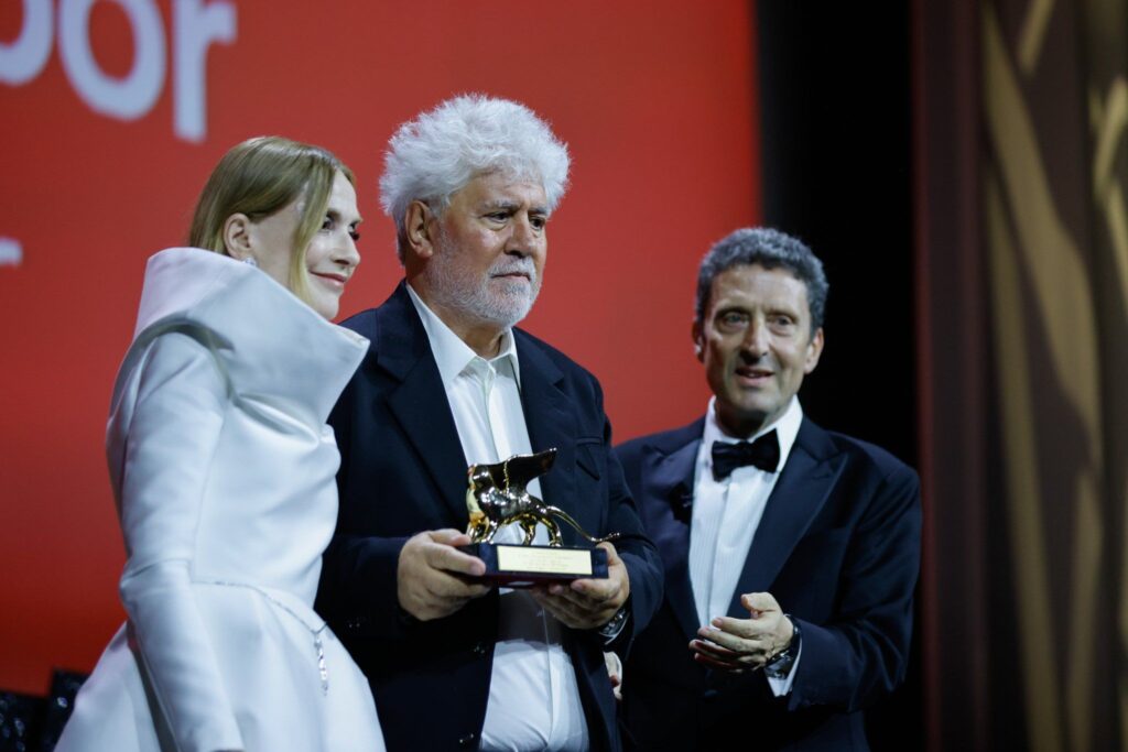 Pedro Almodovar con il Leone d'Oro a Venezia 2024 per il film La stanza accanto