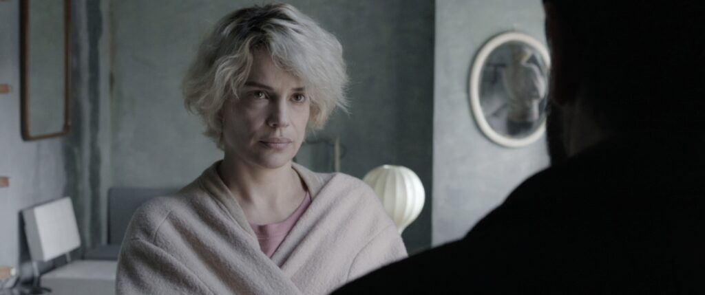 Come finisce il film Una famiglia: l’istinto materno di Maria non può restare silente Micaela Ramazzotti in una scena del film Una famiglia - Fonte: Bimdistribuzione