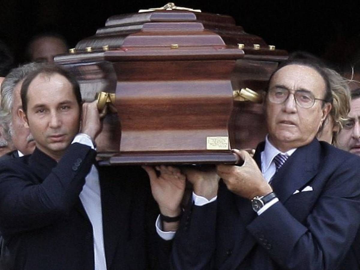 Bara di Mike Bongiorno portata da Pippo Baudo e dal figlio