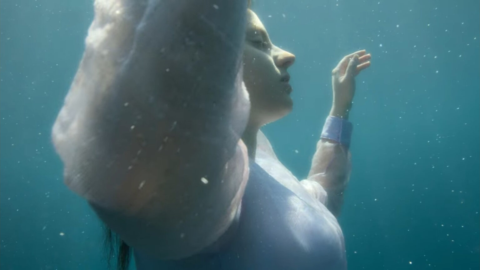 Una scena della serie Inganno, su Netflix