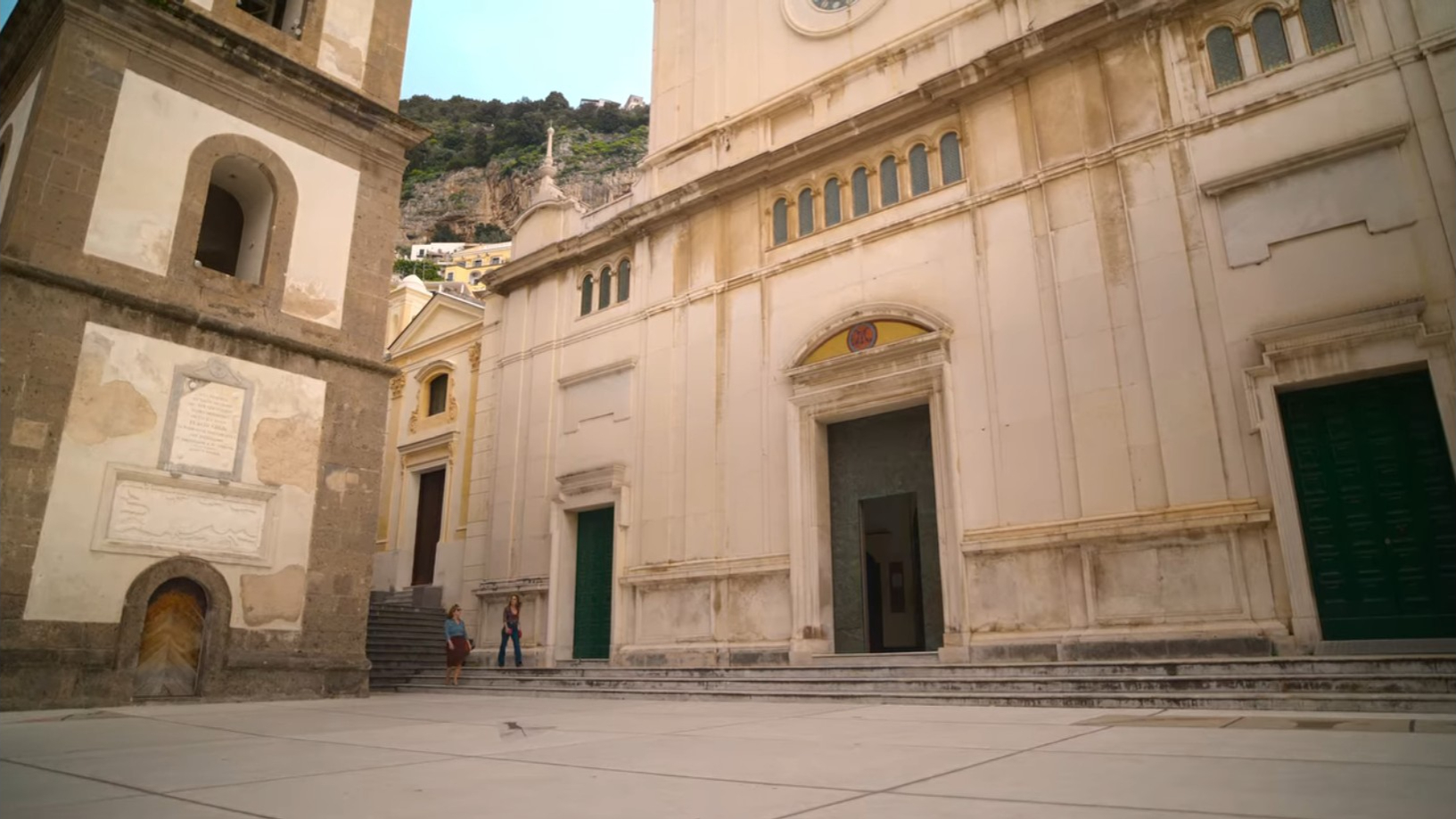 Inganno, una scena ambientata davanti alla Chiesa di Santa Maria Assunta