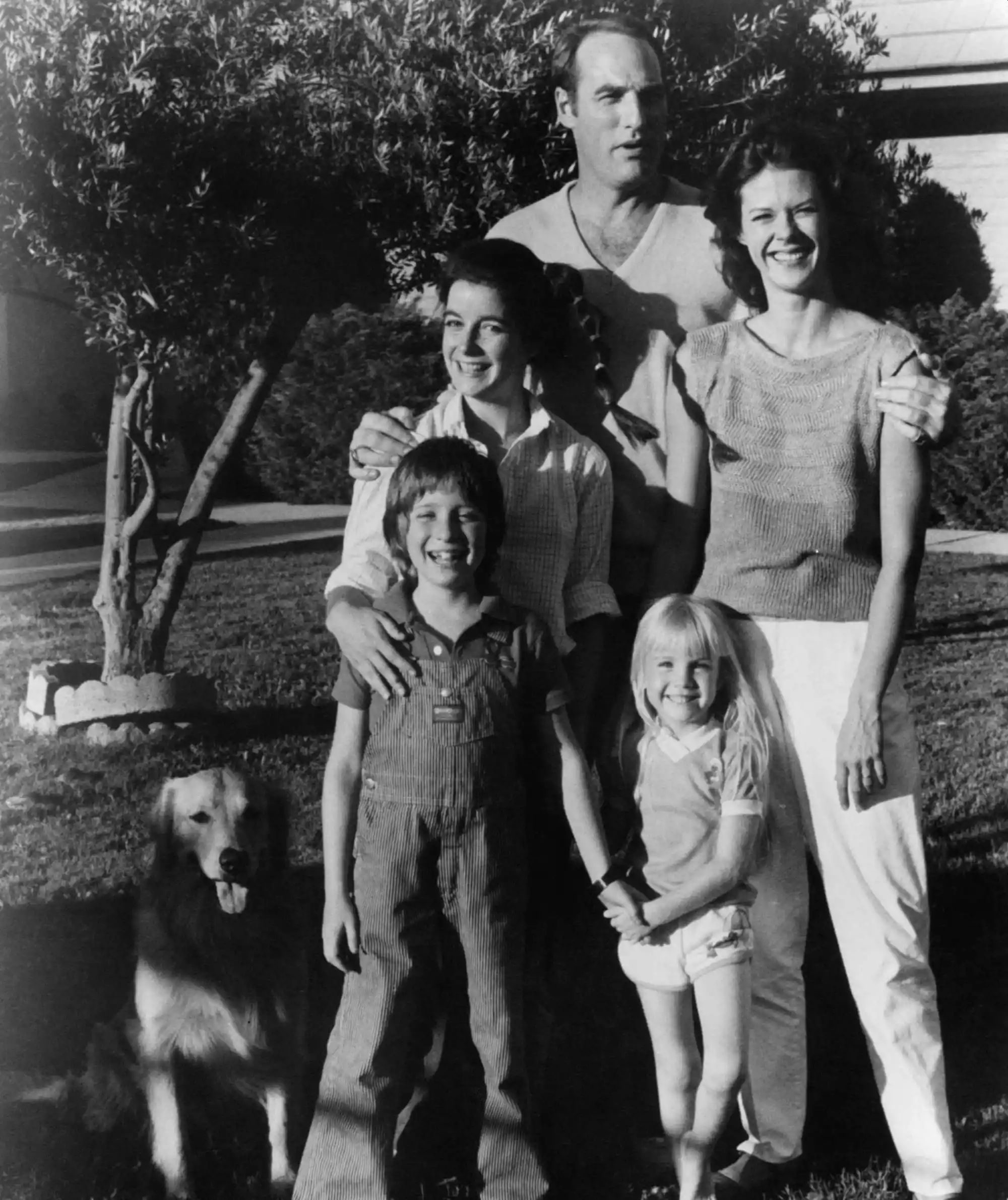 Heather O'Rourke e Dominique Dunne con il cast di Poltergeist