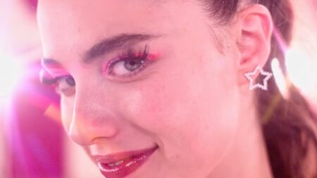 The Substance diventerà il vostro horror preferito Margaret Qualley in una scena di The Substance