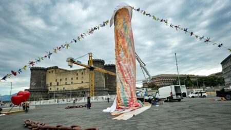 Il pulcinella stilizzato di Gaetano Pesce a Piazza Municipio a Napoli