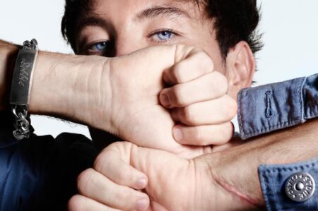Barry Keoghan cicatrice polso