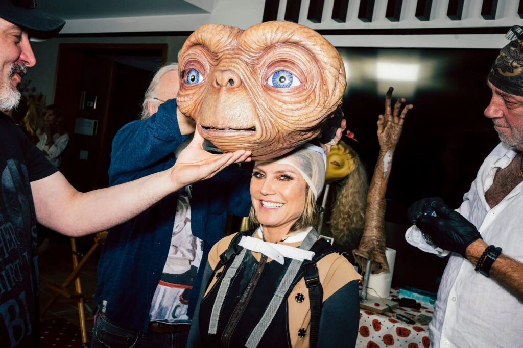 Heidi Klum con il suo costume da ET per Halloween 2024