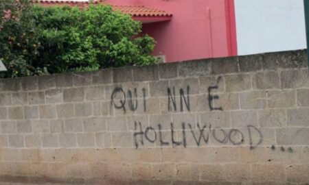 La scritta Qui non è Hollywood ad Avetrana