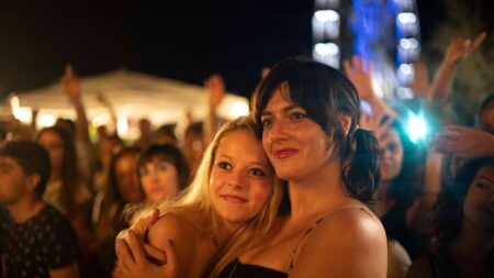 Sarah Scazzi e Sabrina Misseri in una scena di Qui non è Hollywood