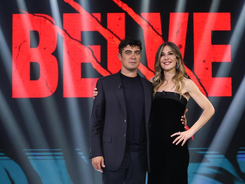 Francesca Fagnani e Riccardo Scamarcio a Belve nel 2024
