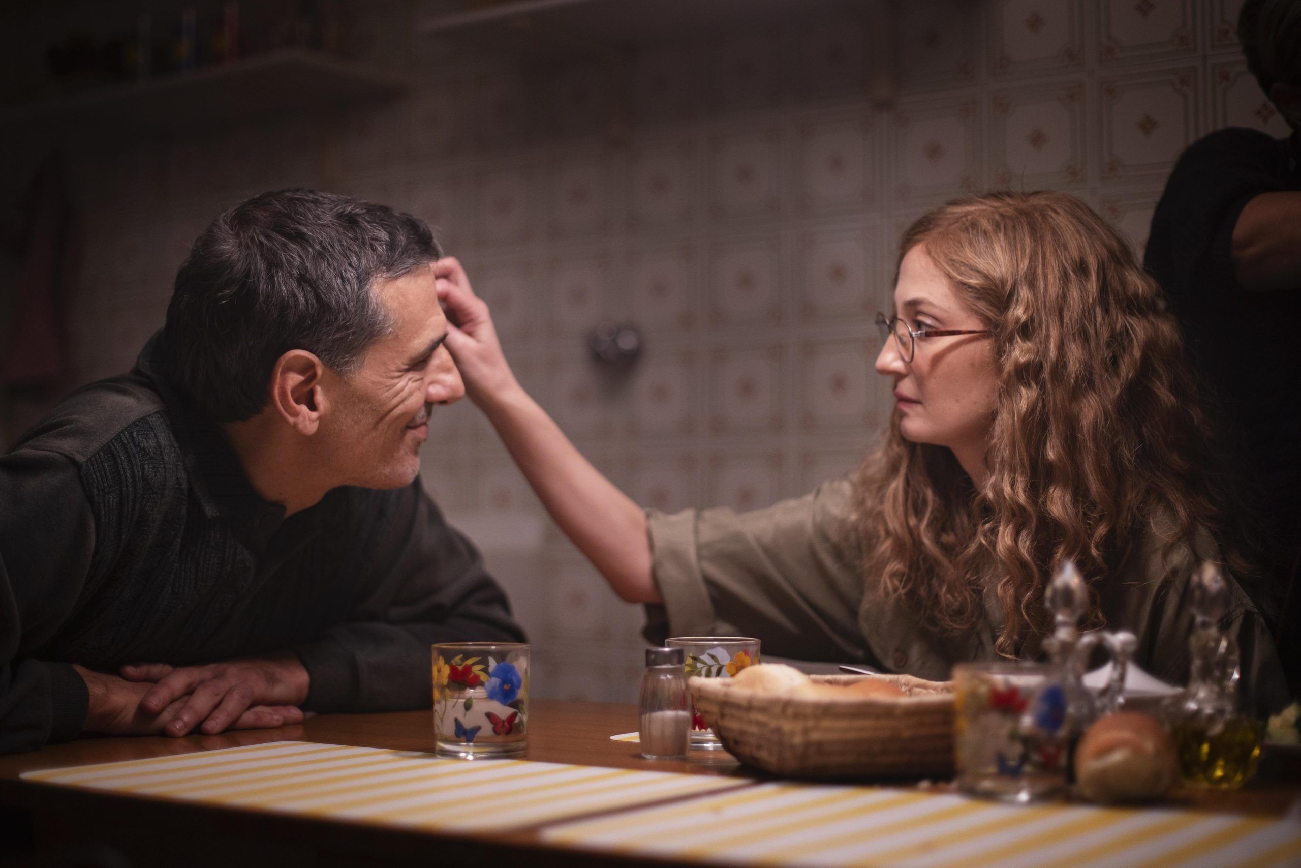 Stefano Dionisi e Alba Rohrwacher in L'amica geniale 4