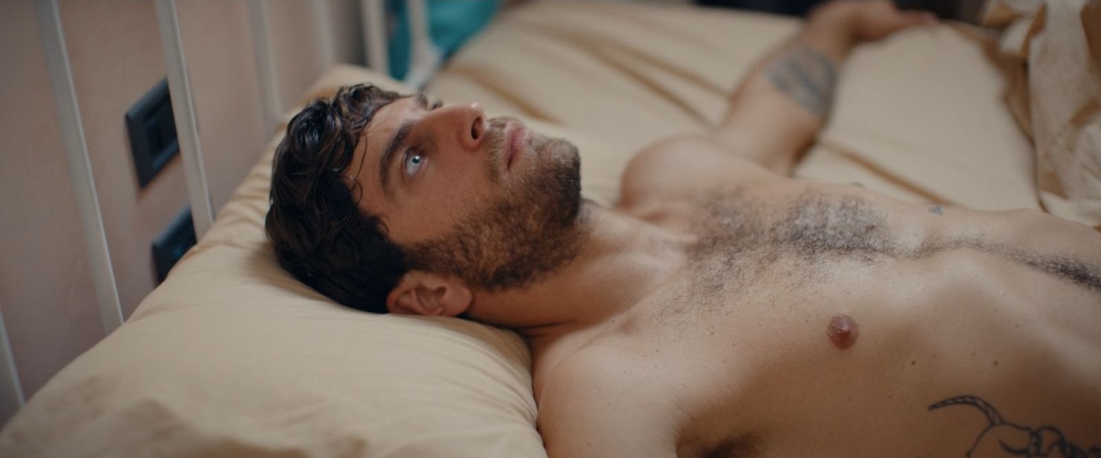 Filippo Contri a petto nudo in Amici per caso