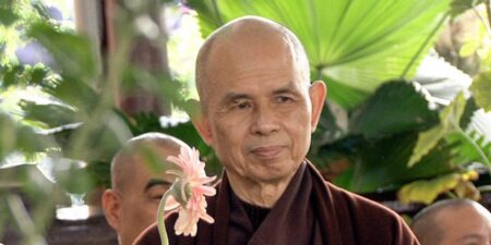 Chi è Thich Nhat Hanh, il monaco che calma l’ansia di Valeria Bruni Tedeschi (insieme agli ansiolitici) Thích Nhất Hạnh